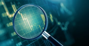 Illustrasjonsbilde: Forstørrelsesglass over et diagram