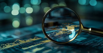 Illustrasjonsbilde: Forstørrelsesglass over et tastatur