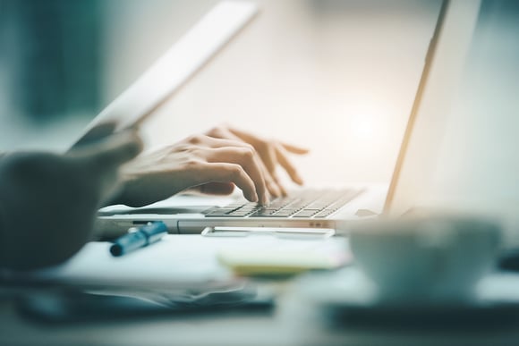 Colourbox Illustrasjonsbilde: Hender på et tastatur